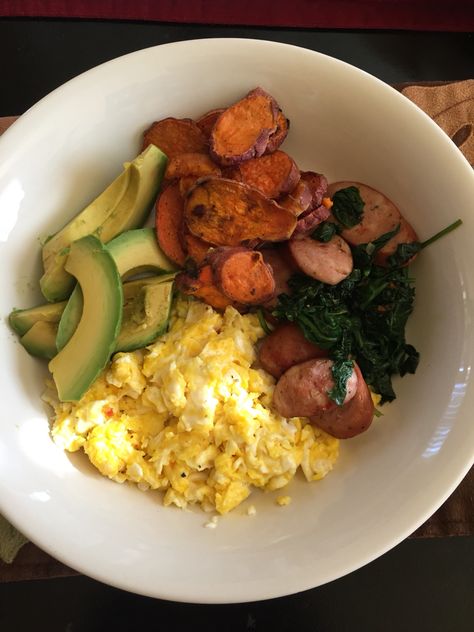 Breakfast: Egg, Avocado, Sweet Potato and Chicken Sausage with Spinach. #Whole30 #WholeFoods #healthyfamily Meals With Sweet Potatoes, Chicken Sausage Breakfast, Sweet Potato And Chicken, Avocado Sweet Potato, Food Workout, Healthy Breakfast Meal Prep, Abs Diet, Egg Avocado, Nutritious Foods