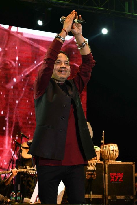 Patna: Kailash Kher performs during a programme #Gallery - Social News XYZ Photos: #KailashKher performs during a programme Kavan Movie Images, Kinnaur Kailash, Kailash Kher, Kilukkam Movie Images, Photo Galleries, Hollywood, Celebrities, Fictional Characters