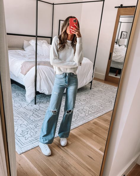 Zara Ripped Wide Leg Jeans Outfit, Straight Leg Ripped Jeans Outfit, Sneakers Wide Leg Jeans, Wise Leg Jeans Outfit, Wide Leg Jeans Sneakers Outfit, Ripped Wide Leg Jeans Outfit, Light Wash Ripped Jeans Outfit, Wide Leg Ripped Jeans Outfit, Light Wide Leg Jeans Outfit