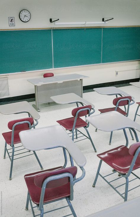 School PHotography Empty Classroom in High School with Desks School Photography Photos and Aesthetic in Classroom and Hallway with Lockers #school #highschool #americanhighschool #schoolphotography #americanhighschool #schoolphotographyaesthetic #schoolphotoshoot #Interiorschoolphotography #schoolhallwayphotography #schoolclassromphotography Empty Classroom, Classroom Background, School Hallways, American High School, High School Classroom, School Desks, Hoco Proposals Ideas, Dream School, School Photography