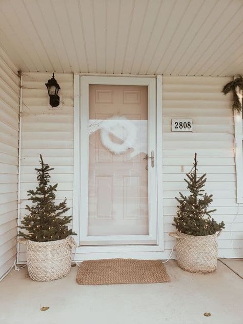 Boho Christmas Outdoor Decor, Boho Outdoor Christmas Decor, Simple Boho Christmas Decor, Christmas Neutral Aesthetic, Black Mantle Decor, Simple Christmas Porch Decor, Wood Stoves Ideas, Simple Christmas Porch, Pellet Stove Ideas