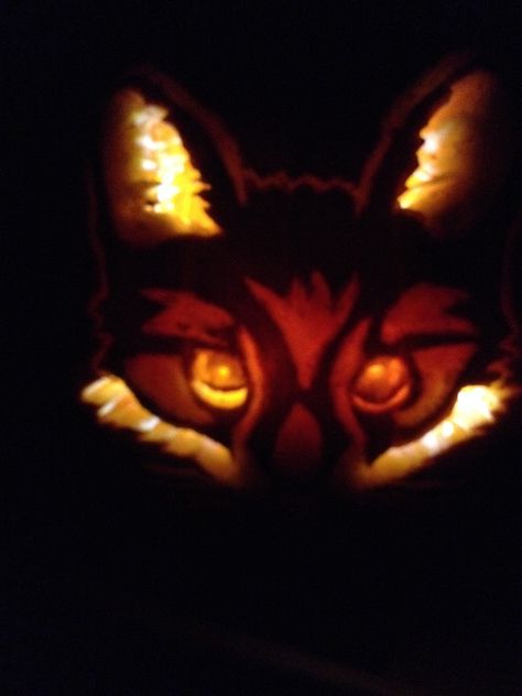 "What does the fox say" pumpkin carving Fox Pumpkin Carving, Fox Carving, Fox Pumpkin, Fox Totem, What Does The Fox Say, Pumpkin Carving Party, Amazing Pumpkin Carving, 90s Fashion Outfits Hip Hop Party, Pumpkin Carvings