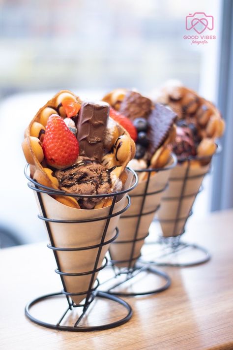 Food Cones, Ice Cream Business, Waffle Ice Cream, Bubble Waffle, Yummy Ice Cream, Junk Food Snacks, Dessert Shop, Waffle Recipes, Dessert Drinks