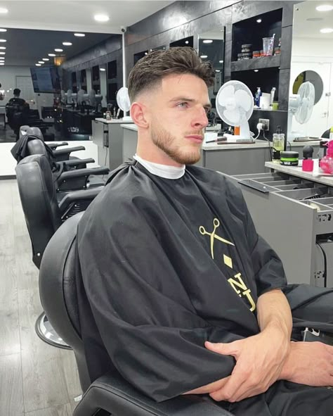 Haircut With Lines Mens, Rugby Players Hairstyles, Declan Rice Haircut, Boyfriend Fashion, Hot Rugby Players, Declan Rice, Michael Roberts, Football Pics, Savage Beauty