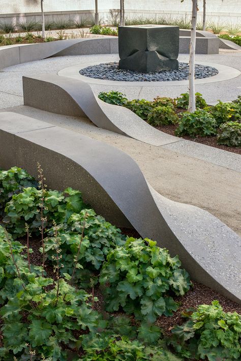 UnitedNationsCourtyard | SF | USA HKS Bench | Concrete | Decoration Beton, Urban Landscape Design, Concrete Bench, Concrete Furniture, Landscape Architecture Design, Urban Furniture, Street Furniture, Concrete Decor, Modern Landscaping