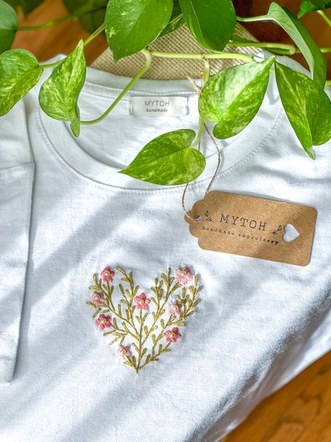 Mytoh - Etsy Jordan Embroidery In Tshirt, Tshirt Hand Embroidery, Hand Embroidery Tshirt Ideas, Hand Embroidery On Tshirt, Hand Embroidery Tshirt, Embroidery On Tshirt, Tshirt Embroidery, Heart And Flowers, Embroidered Onesie