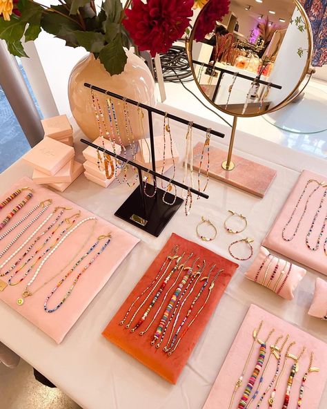 Pink Jewelry Display, Jewellery Display Ideas For Exhibition, Display Jewelry Ideas, Necklace Displays For Craft Shows, Jewelry Pop Up, Jewelry Pop Up Shop, Jewelry Display Ideas, Jewelry Display Booth, Handmade Jewelry Display