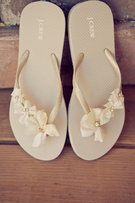 Bride Flip Flops, Hip Wedding, Comfy Flip Flops, Beach Wedding Sandals, Diy Sandals, Valentino Couture, Bohol, Wedding Chicks, Wedding Sandals