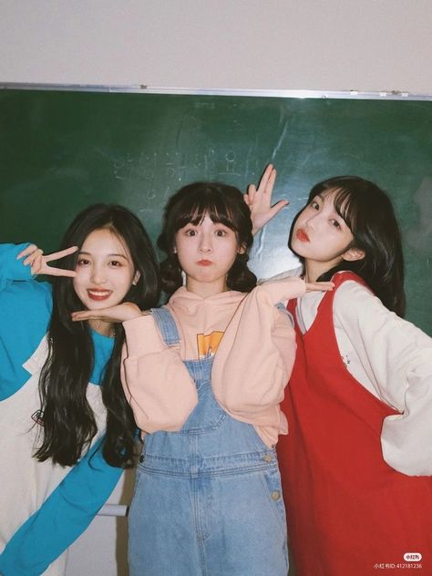 Trio Poses, Cute Friend Poses, Group Photo Poses, Group Picture Poses, Sisters Photoshoot Poses, Bff Poses, Sister Poses, Friendship Photoshoot, Group Photography Poses