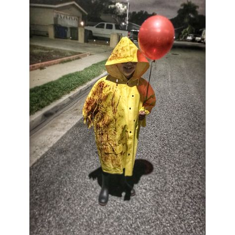 Georgie From It, Georgie Costume, Georgie It, Duo Halloween Costumes, Fantasias Halloween, Diy Halloween Costumes, Easy Halloween, Diy Halloween, Halloween Diy