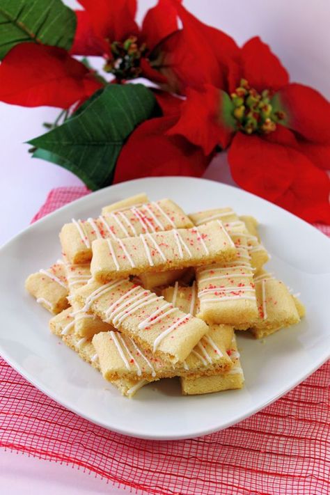 With 5 simple ingredients you can make these melt in your mouth swedish butter cookies. Swedish Butter Cookies Recipe, Swedish Butter Cookies, Cookies With Almonds, Butter Cookies Christmas, Swedish Cookies, Butter Cookie Recipe Easy, Italian Butter Cookies, Quick Cookies Recipes, Chocolate Chip Shortbread Cookies