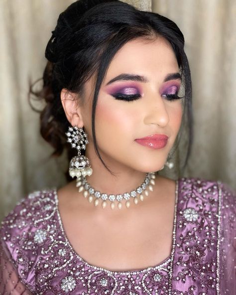 Nabeela Meenazi (@makeupbynabeelaa) posted on Instagram: “PURPLE GLAM💜 . . . #bridalmakeup #bridalmakeupartist #hyderabadmakeupartist #hyderabadmua #bridallehenga #bridaljewellery #glossylips…” • Mar 23, 2021 at 3:23pm UTC Makeup Looks For Purple Dress Wedding, Purple Saree Makeup Look, Makeup For Purple Outfit, Purple Indian Outfit, Bridesmaid Indian, Makup Looks, Purple Wedding Dress, Bridal Eye Makeup, Purple Eye Makeup