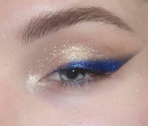 Matte Make Up, Makeup Eye Looks, Grunge Look, Eye Makeup Art, Blue Makeup, Makeup Pictures, Editorial Makeup, Blue Eye Makeup, Makeup Goals