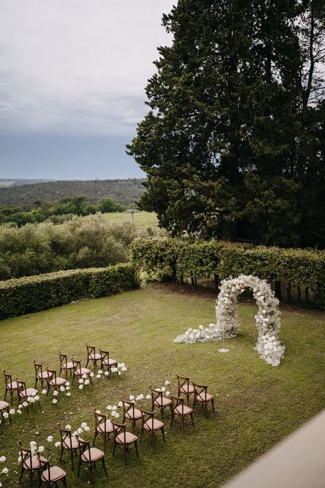 Flower arch, italian, italy Smaller Wedding, Small Weddings Ceremony, Green Themed Wedding, Flower Arch, Cottage Wedding, Garden Weddings Ceremony, Ceremony Inspiration, Future Wedding Plans, Garden Party Wedding