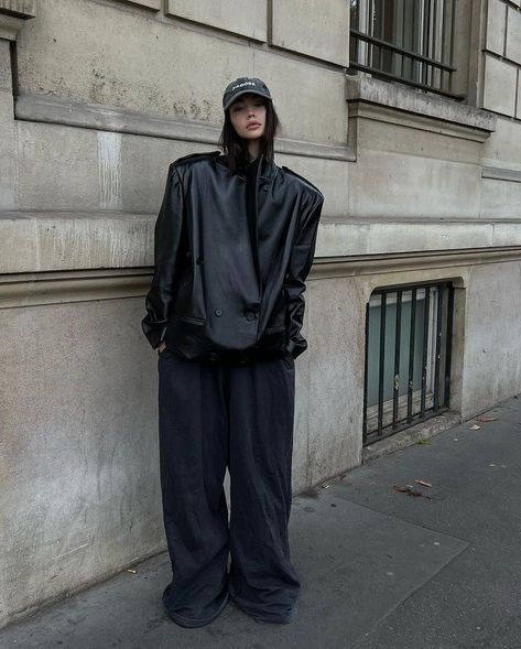 Balenciaga Street Style, All Black Balenciaga, Casual Tomboy Outfits, Balenciaga Outfit, Balenciaga Style, Woman In Suit, Dark Style, Concept Clothing, January 3