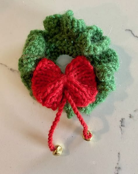 Knitted Christmas Tree Decorations, Knitted Wreath, Christmas Crafts Kids Ornaments, Knitted Decorations, Xmas Knitting, Holiday Knitting Patterns, Knitted Santa, Scrunchie Pattern, Knitting Flowers