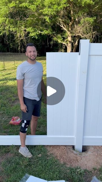 Clayton Juarez on Instagram: "Side panels are in on the @superioroutdoors_pa vinyl fence! This was day 3 building the fence and it’s practically done. Make sure to follow because I’m gonna finish up the fence on day 4 of working on it!  So far, I’ve been so impressed with the quality and customer service of Superior Outdoor Products and I give them and their fencing 5 stars ⭐️⭐️⭐️⭐️  #gifted #fencers #fencing #vinylfence #diyfence #privacyfence" Vinyl Fence Decorating Ideas, Inexpensive Fencing Ideas, Front House Fence Ideas, Premade Fence Panels, Pvc Siding, Vinyl Fence Panels, Pvc Fence, Vinyl Panels, Fence Doors