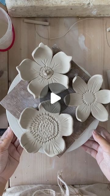 Ceramic Garden Flowers, Ceramics Pottery Bowls, Sustainable Flowers, Ceramic Sculpture Figurative, Hand Building, Flower Sculptures, Deck Decorating Ideas On A Budget, Flower Bowl, Pottery Crafts