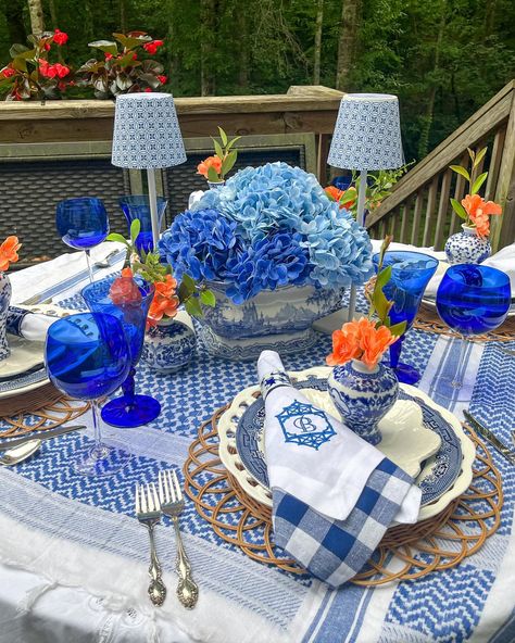 Who knew a scarf could make such a charming tablecloth? 💙 Paired with a soup tureen from the late 1800s filled with lifelike hydrangeas, this blue and white setting feels both timeless and fresh. 🥰 And those table lamps? I crafted the shades from scrapbooking paper! Sometimes, the most beautiful decor comes from a touch of creativity and a sprinkle of history. 🌸🕯️ #DIYDecor #VintageCharm #TablescapeMagic #CreativeReuse #HomeDecor #tablesforsoiree #ilovetablescapes #tablescape #blueandwhite... Parisian Tablescape, Chinoiserie Tablescape, Garden Engagement Party, Blue Table Settings, Pink Showers, Garden Engagement, Soup Tureen, Blue Table, Blue Kitchen