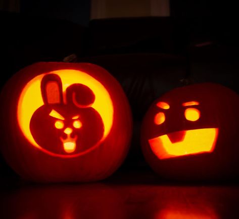 K Pop Pumpkin Carving Ideas, Pumpkin Carve Aesthetic, Pumpkin Carving Ideas Kawaii, Genshin Impact Pumpkin Carving, Pochacco Pumpkin Carving, Kpop Pumpkin Carving, Bts Pumpkin Carving, Bt21 Pumpkin, Ghibli Pumpkin