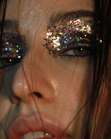 Glitter Rocks, Glitter Makeup Looks, Contour Makeup Tutorial, Glitter Eye Makeup, Indie Sleaze, Girl Trends, Alice In Chains, I'm With The Band, Editorial Makeup