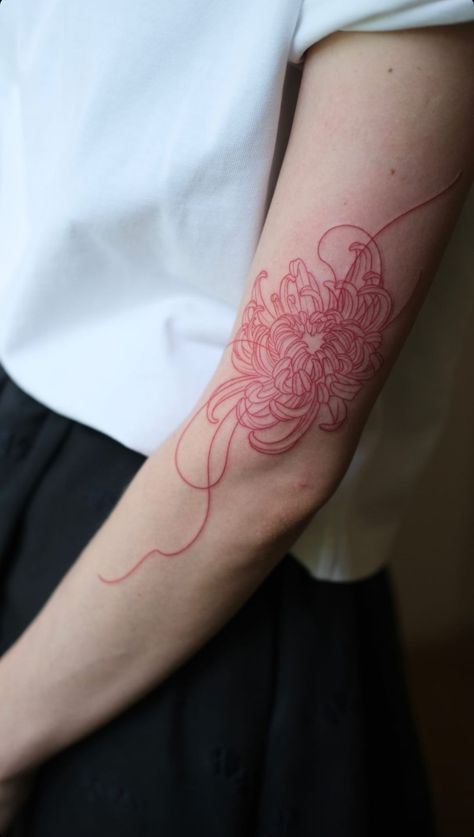 Red Chrysanthemum Tattoo, Crisantemo Tattoo, Detailed Tattoos, Red Flower Tattoos, Ink Tattoo Design, Red Tattoo Ideas, Butterfly Tattoos On Arm, Red Ink Tattoo, Chrysanthemum Tattoo