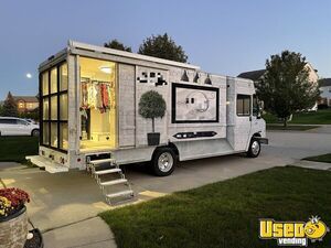 Mobile Hair / Beauty Salon - UsedVending Food Trucks & Semi Trucks Boutique Truck, Boutique Trailer, Mobile Beauty Salon, Mobile Barber, Truck Store, Hair Beauty Salon, Fashion Truck, Mobile Beauty, Step Van