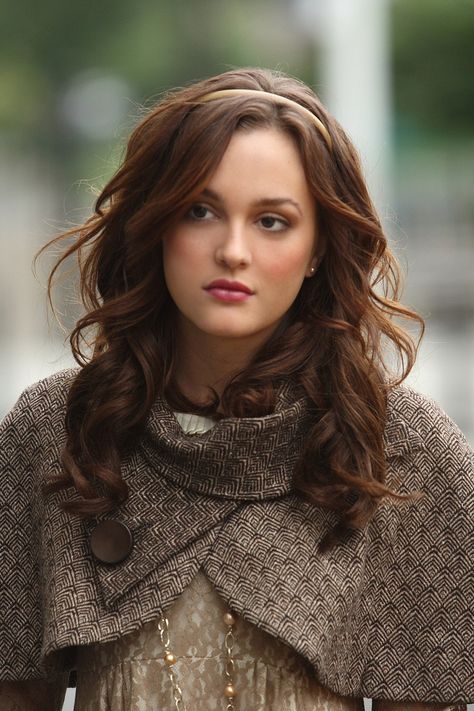 #blair #waldorf #queen #gg #leighton #diva #season #one #1x09 #blairwaldorfmustpie! Blair Waldorf Hair, Gossip Girl Hairstyles, Estilo Blair Waldorf, Gossip Girl Blair, Jenny Humphrey, Nate Archibald, Gossip Girl Outfits, Belle Silhouette, Chuck Bass