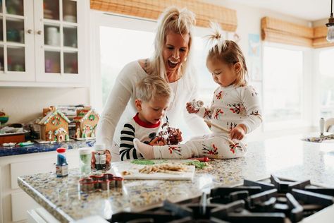 Cookie Making Photoshoot Christmas, Baking Cookies Christmas Photoshoot, Cookie Decorating Photoshoot, Christmas Cookie Baking Photoshoot, Cookie Baking Photoshoot, Family Baking Photoshoot, Baking Christmas Cookies Photo Shoot, Apron Photoshoot, Christmas Baking Photoshoot