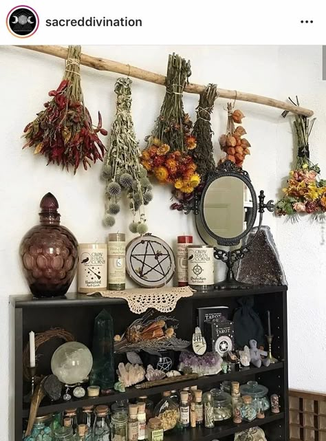 Witchy House, Witchy Room, Witchcraft Altar, Witch Room, Wiccan Decor, Magia Das Ervas, Cottage Witch, Witch Cottage, Witches Altar