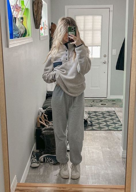 Hiking Outfit Sweatpants, Scrunched Sweatpants Outfit, Period Clothing Comfy, Period Comfy Outfits, Vintage Sweatpants Outfit, Lazy Winter Outfits Sweatpants, Clean Girl Sweatpants Outfit, Comfy Fall Outfits For School Lazy Days, Cute Gray Sweatpants Outfit