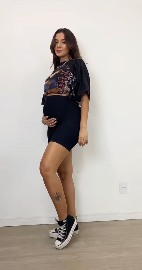 Trendy Summer Maternity Outfits, Pregnant Zoo Outfit, Pregnant Outfit Ideas Summer, Edgy Summer Maternity Outfits, Festival Outfit Pregnant, 5 Months Pregnant Outfits Summer, Pregnant Grunge Outfits, Outfit Ideas Pregnant Summer, Fun Maternity Outfits