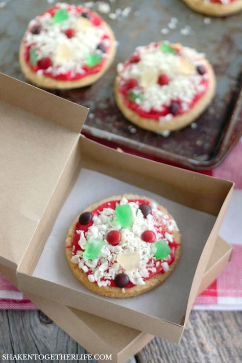 15 Creatively Iced Sugar Cookie Designs and Recipes to Inspire You Pizza Sugar Cookies, Pizza Dinner Party, Apple Dessert Pizza, Sugar Cookie Pizza, Caramel Apple Desserts, Pizza Cookies, Sweet Pizza, No Bake Sugar Cookies, Fence Painting