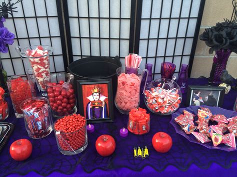 Evil queen, apples, red candy Evil Queen Party Decorations, Evil Queen Party, Evil Queen Decor, Red Candy Bar, Evil Queen Apple Orchard, Snow White And Evil Queen, Temple Marriage, Snow White Birthday, White Birthday