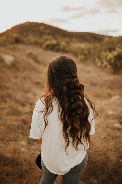 Fall Wedding Hairstyles Boho, Long Loose Wedding Hairstyles, Boho Bridal Hair Piece, Boho Wavy Wedding Hair, Natural Wavy Bridal Hair, Bridal Hair Braid With Veil, Brunette Boho Wedding Hair, Boho Bridal Hair Brunette, Boho Long Hair