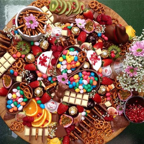 Easter Charcuterie Dessert BoardSource unknown. Sweets Board, Dessert Platter, Easter Desserts Recipes, Charcuterie Inspiration, Charcuterie Platter, Sleepover Food, Snack Board, Party Food Platters, Charcuterie Recipes