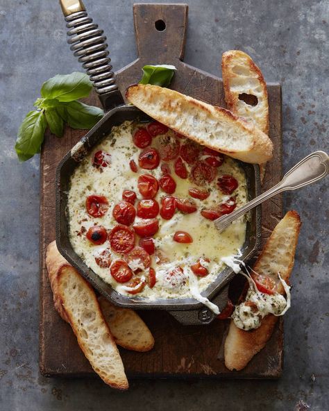 Hot Caprese Dip from www.whatsgabycooking.com (@whatsgabycookin) Caprese Dip, Whats Gaby Cooking, Recipes Italian, Hot Appetizers, Ricotta Recipes, Catering Display, Fruit Displays, Fruit Kabobs, Party Appetizers