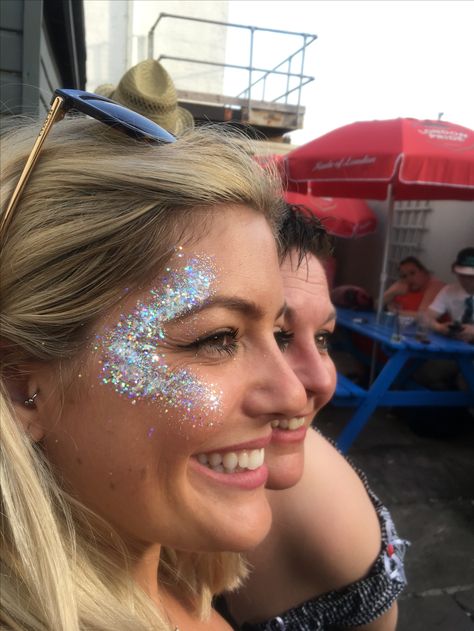 Glitter Face Makeup, Body Glitter Festival, Carnaval Make-up, Glitter Face Paint, Festival Eye Makeup, Festival Face Paint, Make Carnaval, Festival Makeup Rave, Festival Make Up