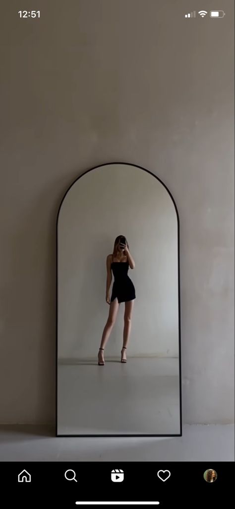 Photo In The Mirror, Model Photoshoot Poses, Black Dress Aesthetic, Outfit Photoshoot, Makeup Outfit, Selfie Mirror, Mirror Makeup, Mirror Selfie Poses, Self Portrait Poses