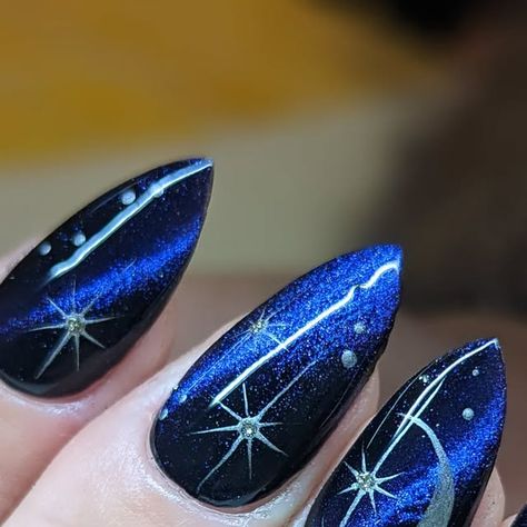 Acotar Nail Art, Nail Art Short Almond, Acotar Nails, Fresh Nail Ideas, Celestial Nail Art, Starfall Ball, Chrome Star, Nail Art Short, Cat Nail Art