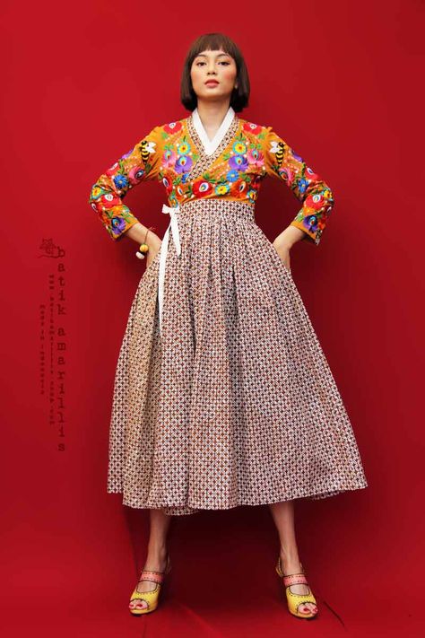 Korean Fashion Traditional, Korean Traditional Fashion, Modern Hanbok Dress, Traditional Korean Clothing, Batik Amarillis, Hmong Clothes, Korean Traditional Clothing, Dress Batik, Modern Hanbok