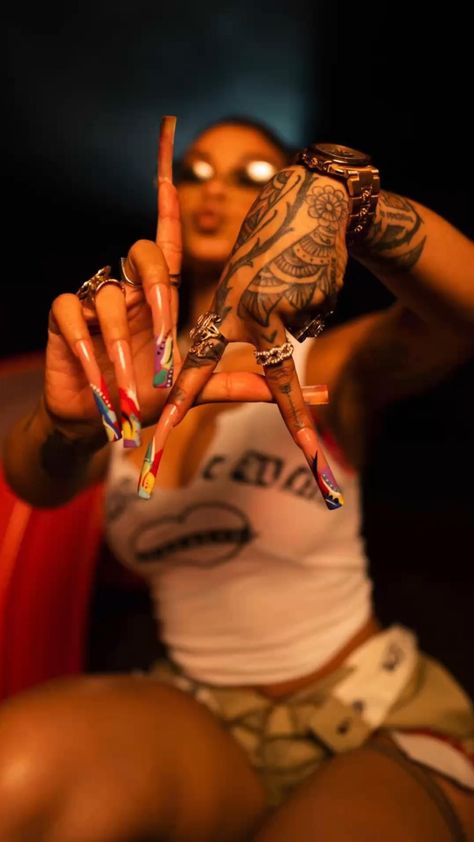 Tattoo Girl Wallpaper, Gangsta Girl Style, Swag Wallpaper, Thug Girl, Gang Aesthetic, Girl Gang Aesthetic, Gangster Girl, Bad Girl Wallpaper, Gangsta Style