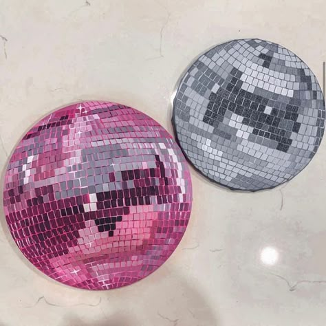 How To Paint A Mirrorball, Mirrorball Painting Tutorial, Diy Disco Ball Painting, Disco Ball Canvas Painting, Disco Ball Paintings, Disco Ball Painting Tutorial, How To Draw With Highlighters, How To Paint A Disco Ball, Mirror Ball Painting