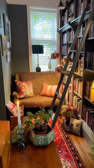 Small Sunroom Library, Small At Home Library, Eclectic Home Library, Day Bed Library, Mini Home Library Small Spaces, Home Library Small Room, Library Room Ideas Vintage, Mini Library Small Spaces, Mini Library At Home