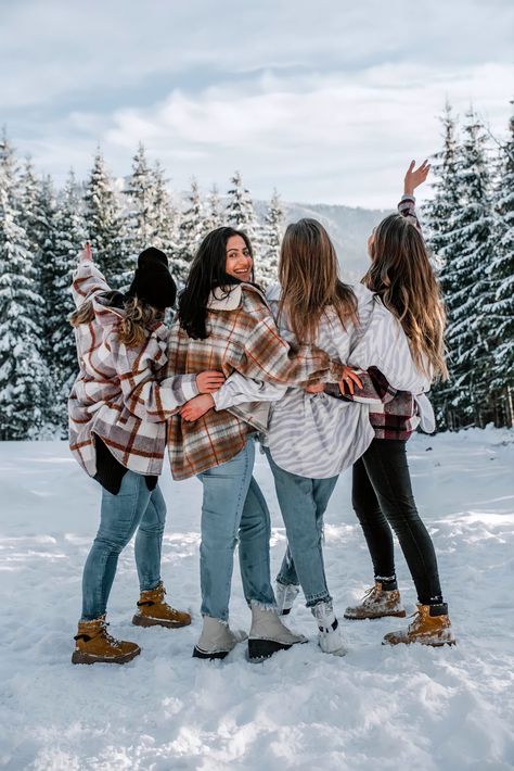 Winter Aesthetic Photos Friends, Cute Christmas Poses For Friends, Christmas Picture Ideas With Friends, Bff Winter Photoshoot, Friends Winter Photoshoot, Group Winter Photoshoot, Snow Photoshoot Ideas Friends, Winter Group Photos, Best Friend Winter Pictures