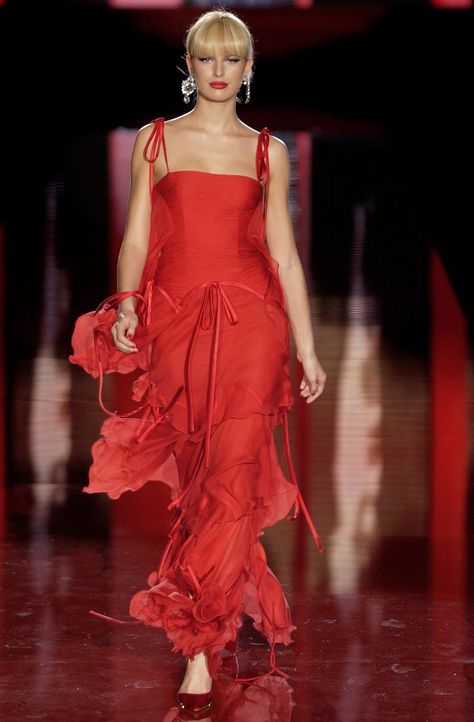 Valentino Fall 2003 Couture collection, runway looks, beauty, models, and reviews. Red Valentino Dress, Formal Clothes, Celebrity Stylist, Valentino Fashion, Valentino Haute Couture, Valentino Couture, Valentino Dress, Italian Fashion Designers, 가을 패션