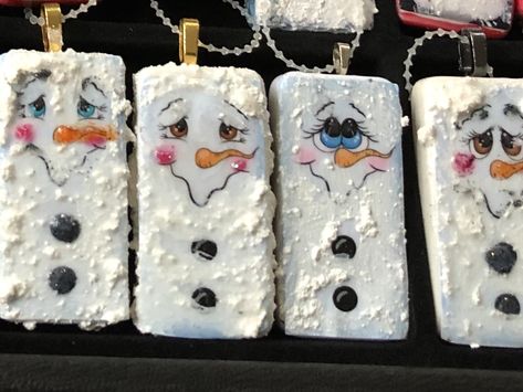 Dominoe Pendants Decoupaged & handpainted! Domino Ornaments Diy, Dominos Crafts Ideas, Domino Painting Ideas, Old Domino Crafts, Domino Crafts Projects, Domino Crafts Diy, Repurposed Dominoes, Domino Ornaments, Domino Crafts