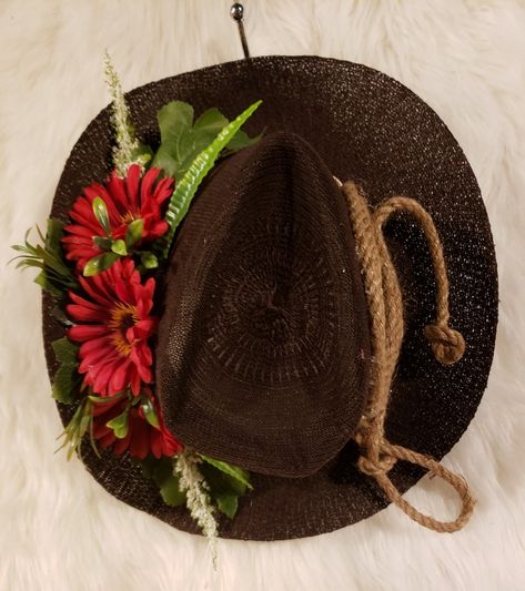 Cowboy Wreaths For Front Door, Cowboy Hat Wreath, Farm Wreath, Cowboy Hat Crafts, Horseshoe Wreath, Western Wreaths, Cowboys Wreath, Diy Floral Wreath, Hat Wreath