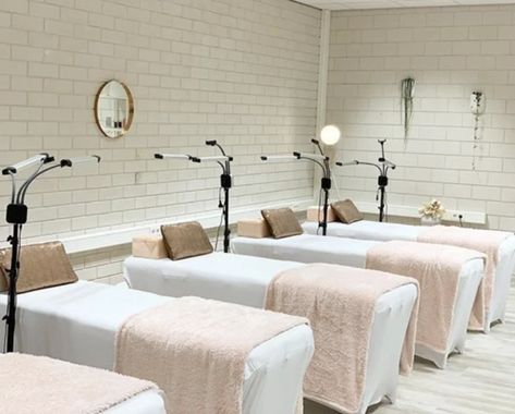 Modern Esthetician Room, Pink Lash Room, Room Decor Ideas Pink, Lash Salon Interior Design, Pmu Studio Ideas, Solo Esthetician Room, Lash Room Decor Ideas, Esthetician Studio, Solo Esthetician