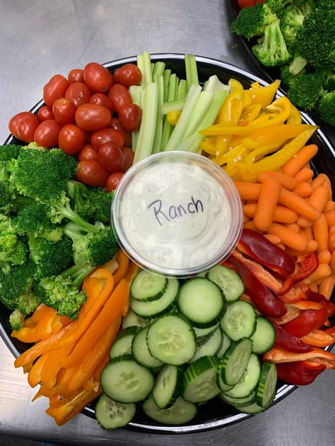 Veggie Platter Aesthetic, Fancy Veggie Tray, Veggie Trays Ideas Vegetable Platters, Veggie Platter Ideas Trays Presentation, Thanksgiving Vegetable Tray, Vegetable Tray Ideas, Vegetables Tray, Vegetable Trays, Veggie Display